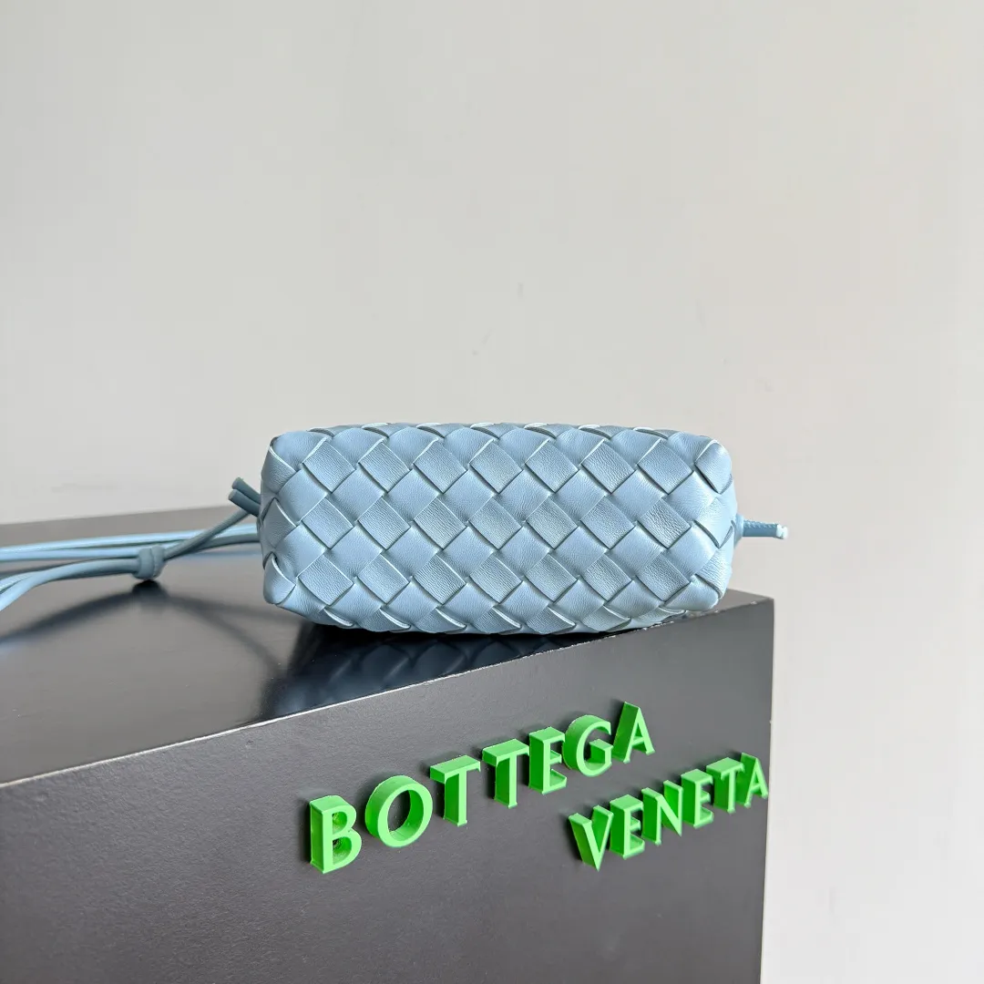 Batch 1560 New version and new color (third generation) 𝗕𝗼𝘁𝘁𝗲𝗴𝗮 𝗩𝗲𝗻𝗲𝘁𝗮 ——— BV’s best value for money, the latest version of the loop camera bag💥, large woven texture, super high quality lambskin as always, with zippers, adjustable drawstrings, it’s especially suitable for the belly💫It can fit anything, and it’s very light weight, suitable🈴️for girls of all ages. Size: 17*10*6cm Style number: 723547